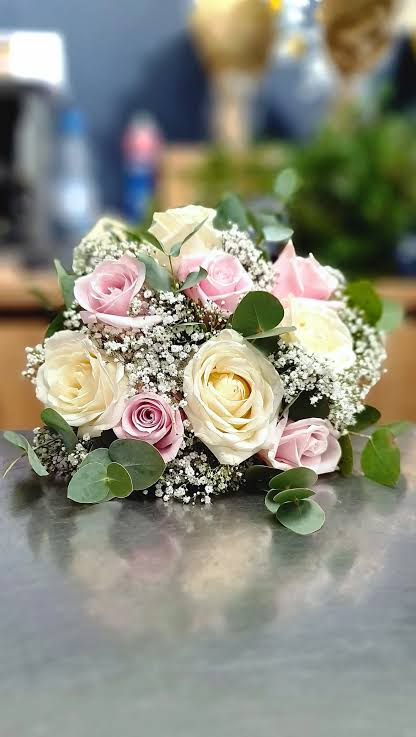 Bouquet de Roses & Gypsophile